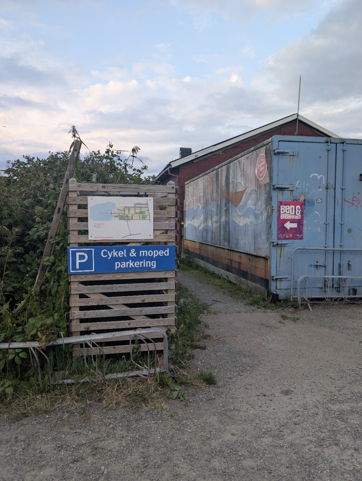 Entrén vid Brännö Varv med karta och cykel- och mopedparkering