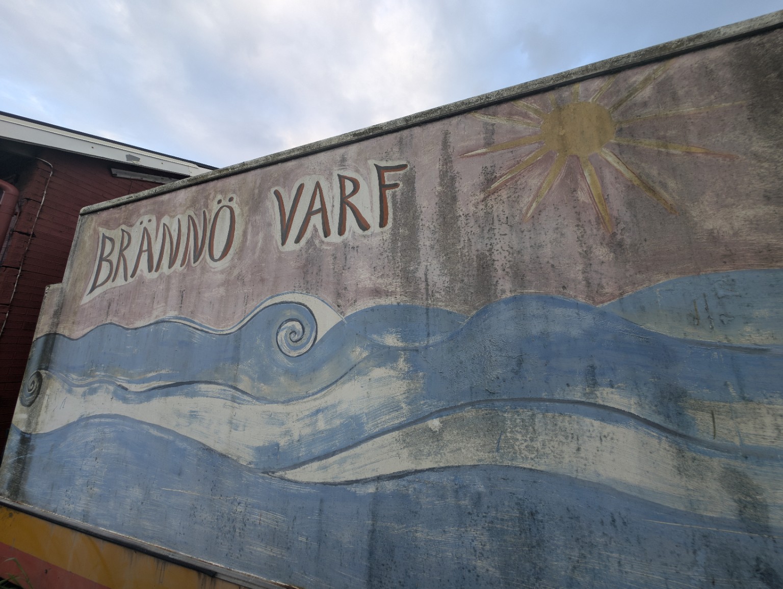 Väggmålning med texten Brännö Varf